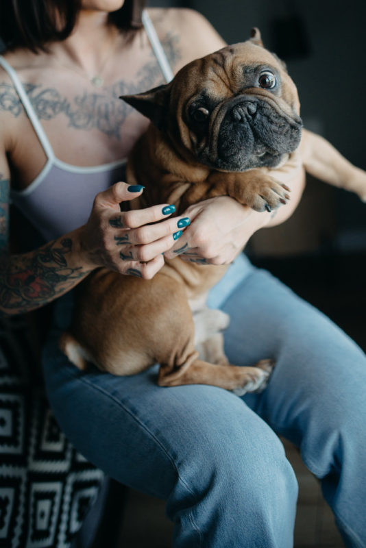 chien avec une femme tatouée